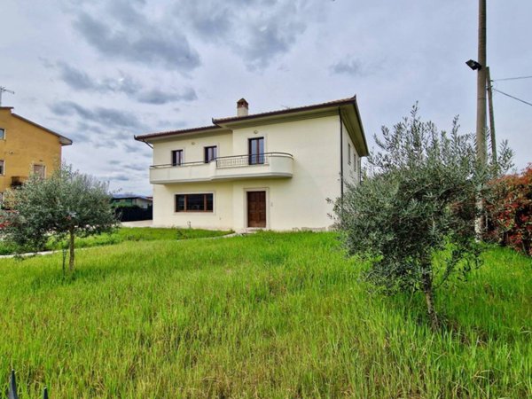 casa indipendente in vendita a Todi