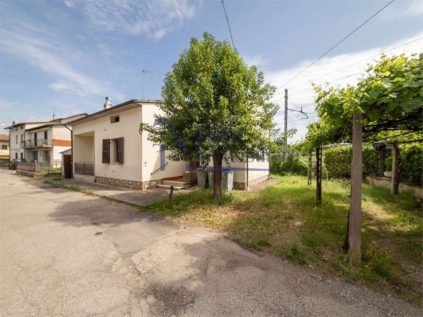 casa indipendente in vendita a Todi in zona Ponterio