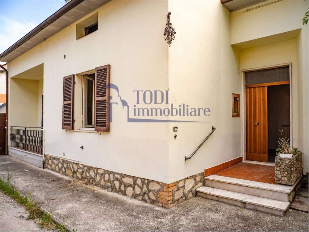 casa indipendente in vendita a Todi in zona Ponterio