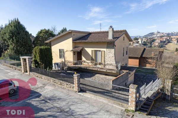 casa indipendente in vendita a Todi