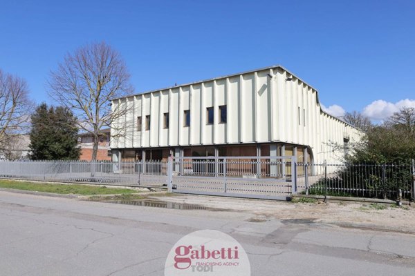 locale commerciale in vendita a Todi