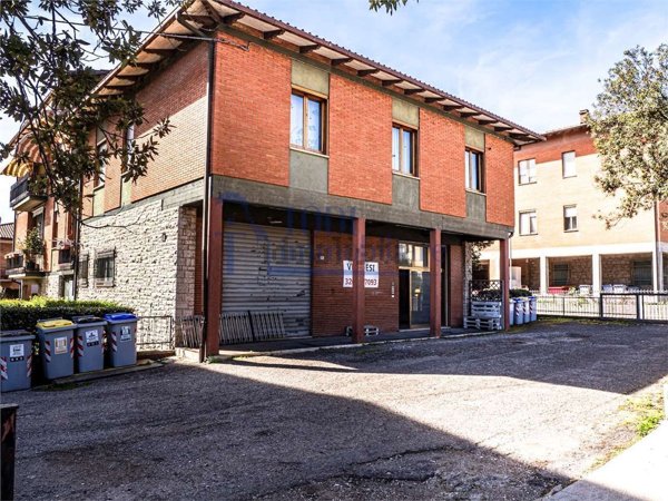 locale commerciale in vendita a Todi