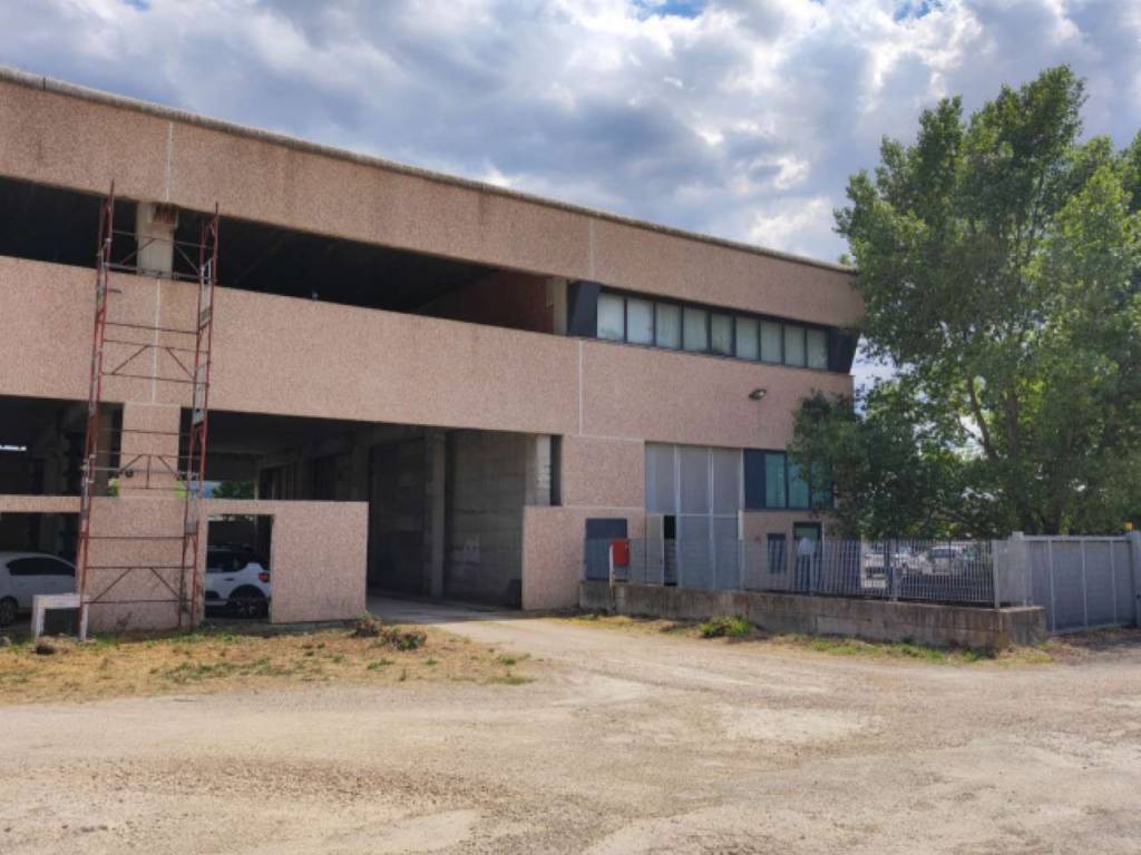 locale commerciale in vendita a Todi in zona Ponterio
