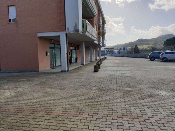 negozio in vendita a Todi in zona Pian di Porto