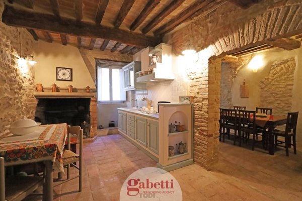 casa indipendente in vendita a Todi in zona Petroro