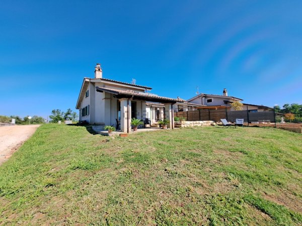 casa indipendente in vendita a Todi