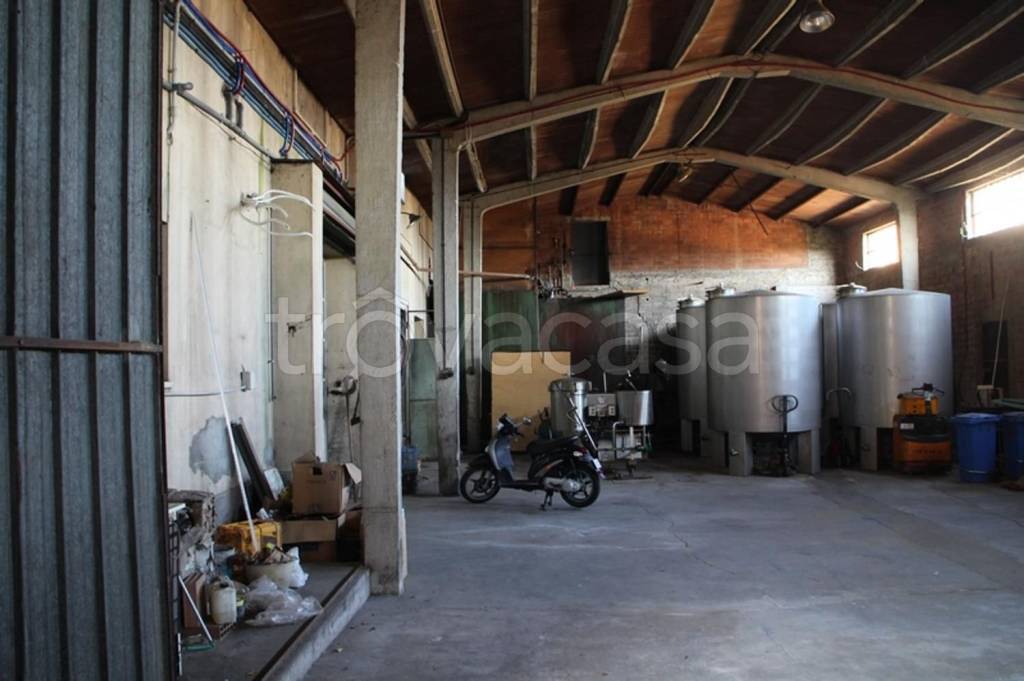 locale commerciale in vendita a Todi