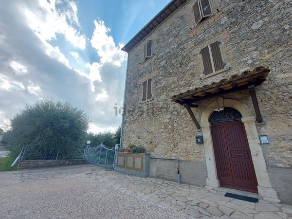 casa semindipendente in vendita a Todi