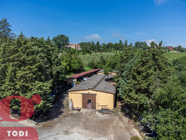 locale di sgombero in vendita a Todi