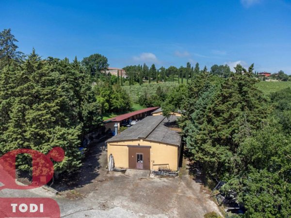 locale commerciale in vendita a Todi