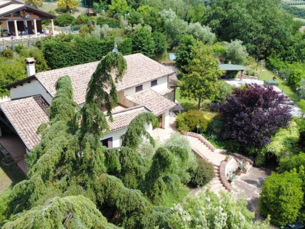 casa indipendente in vendita a Todi