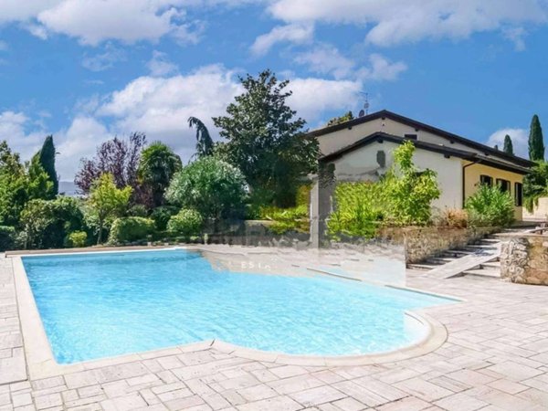 casa indipendente in vendita a Todi