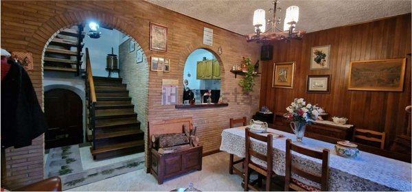 esavano in vendita a Todi in zona Cecanibbi