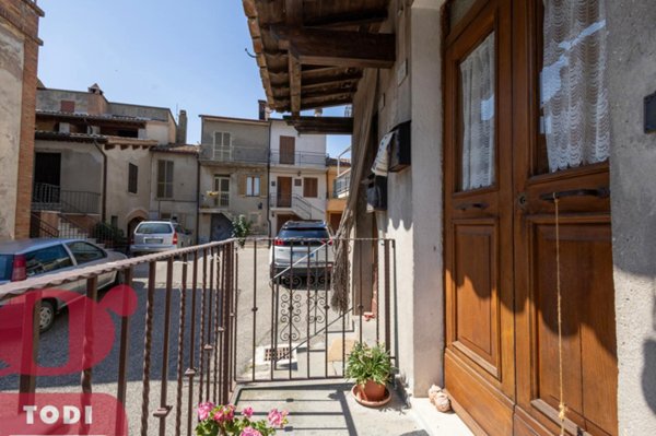 appartamento in vendita a Todi in zona Petroro