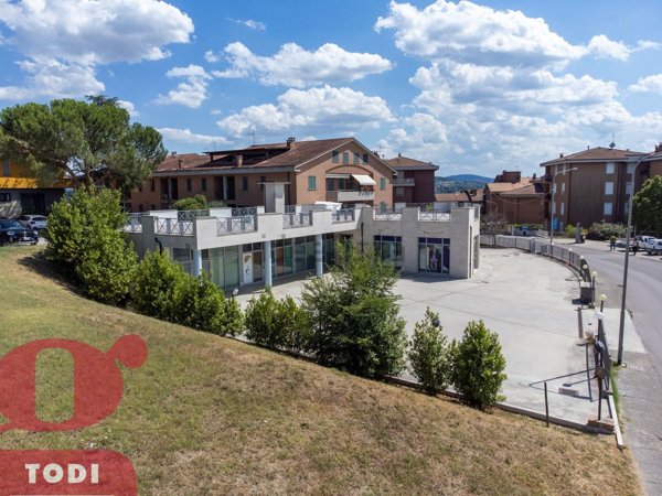 locale commerciale in vendita a Todi