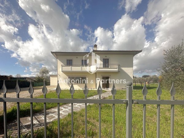 casa indipendente in vendita a Todi