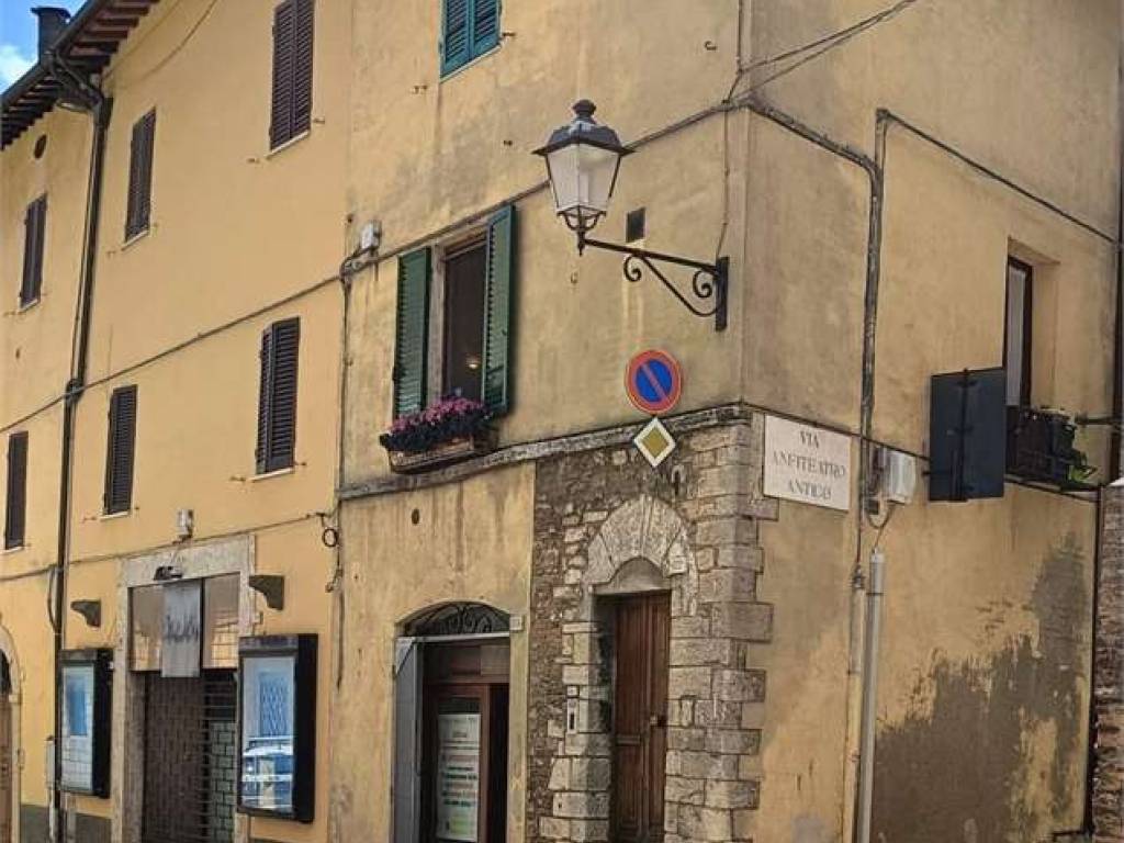 locale commerciale in vendita a Todi