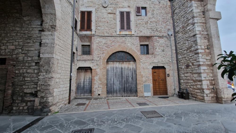 locale commerciale in vendita a Todi