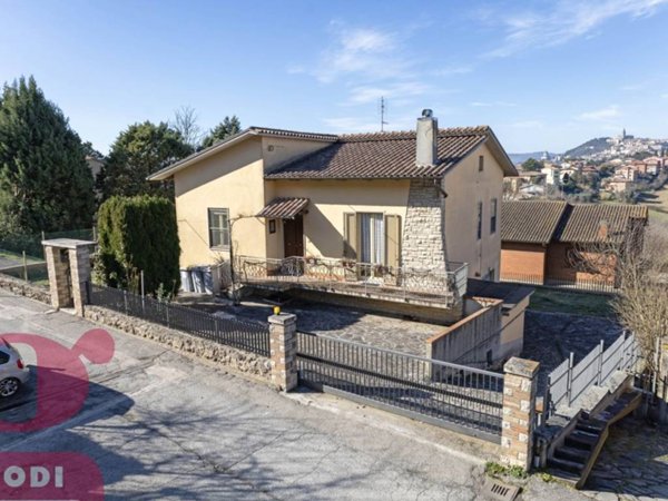 casa indipendente in vendita a Todi