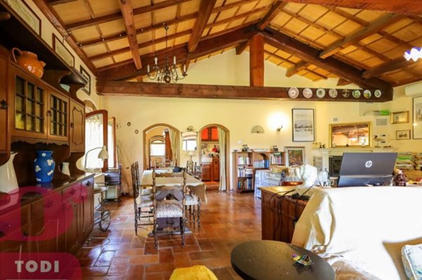 casa indipendente in vendita a Todi