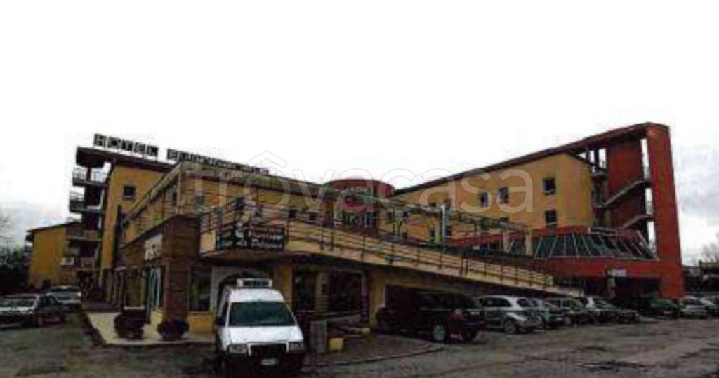 negozio in vendita a Todi in zona Pian di Porto