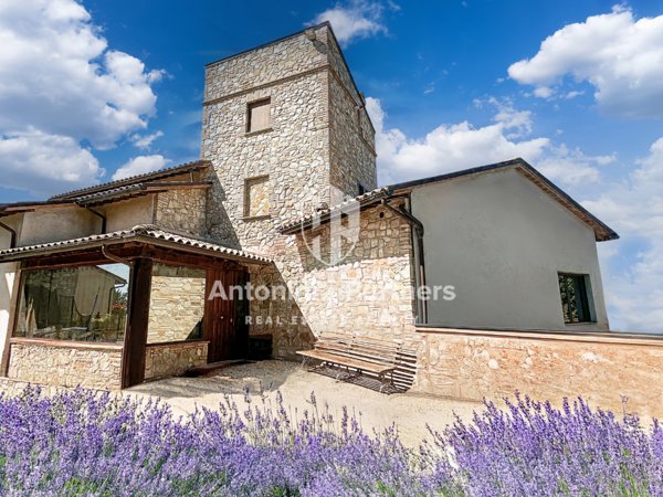 casa indipendente in vendita a Todi