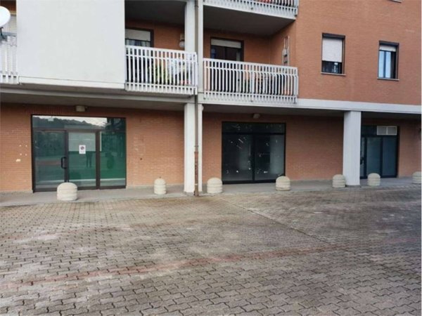 negozio in vendita a Todi in zona Pian di Porto