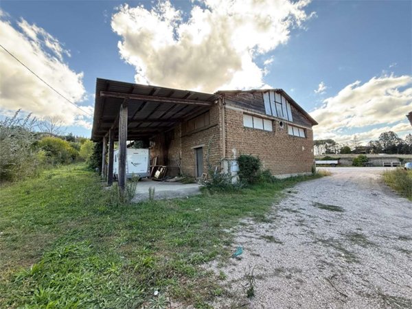 capannone in vendita a Todi