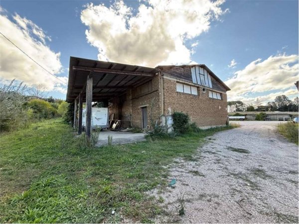 locale commerciale in vendita a Todi