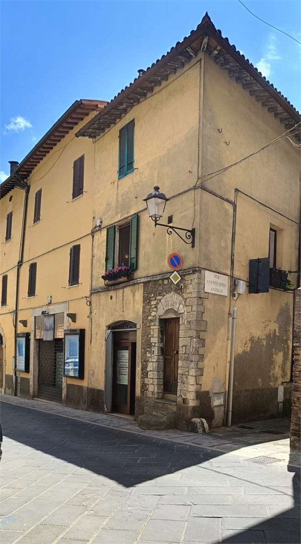 locale commerciale in vendita a Todi