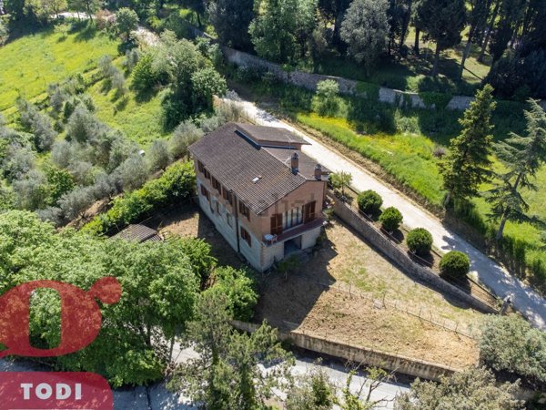 casa indipendente in vendita a Todi