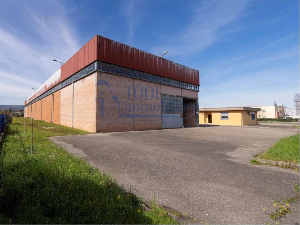 locale commerciale in vendita a Todi