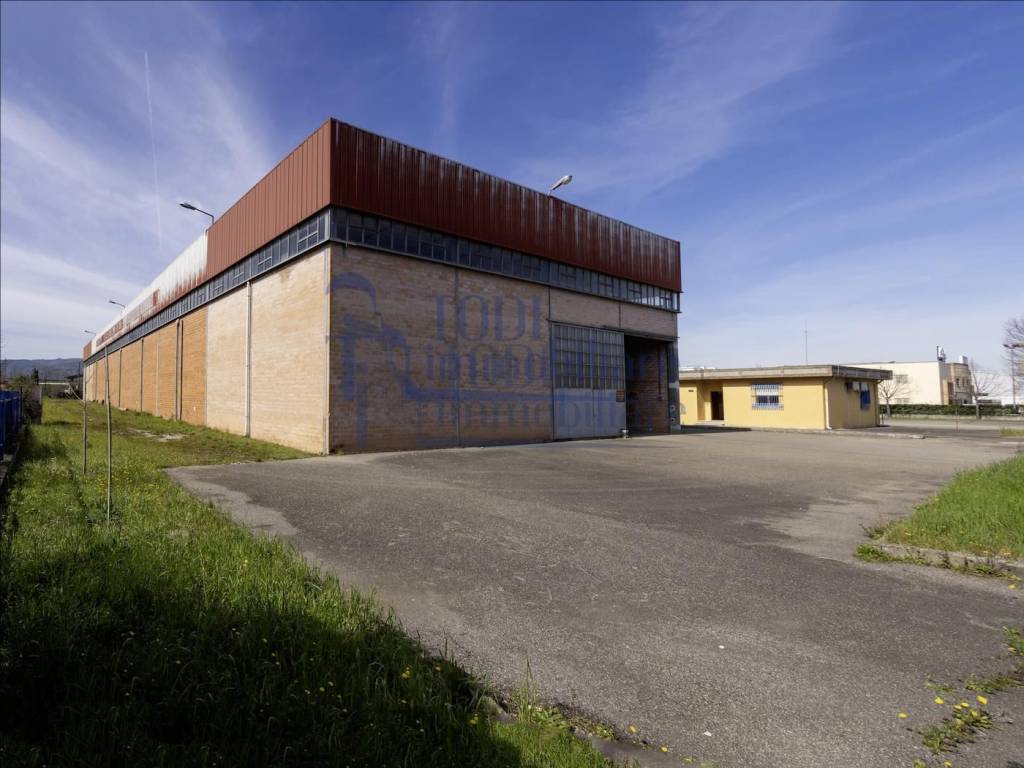 locale commerciale in vendita a Todi in zona Ponterio