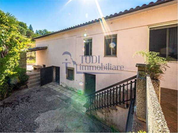 casa indipendente in vendita a Todi