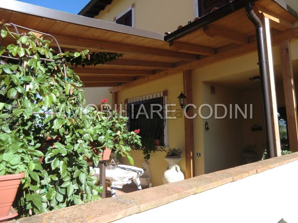 casa indipendente in vendita a Todi