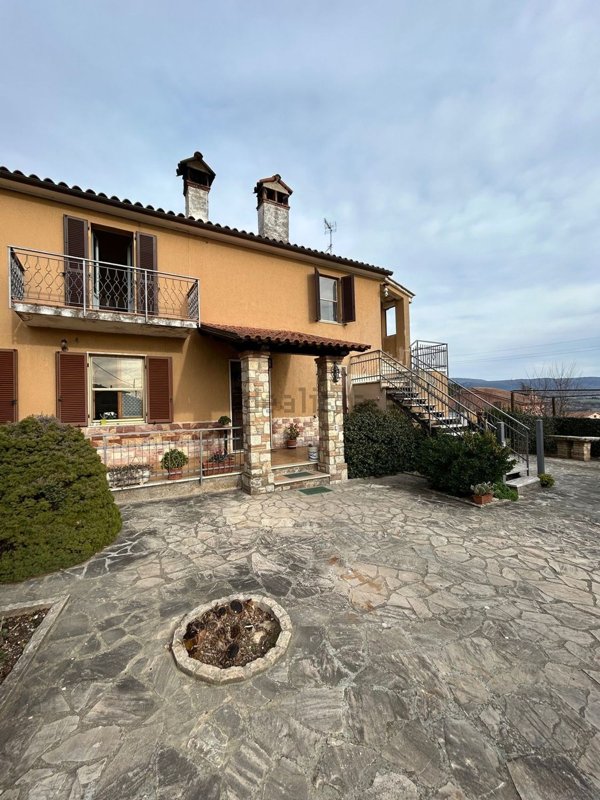casa indipendente in vendita a Todi