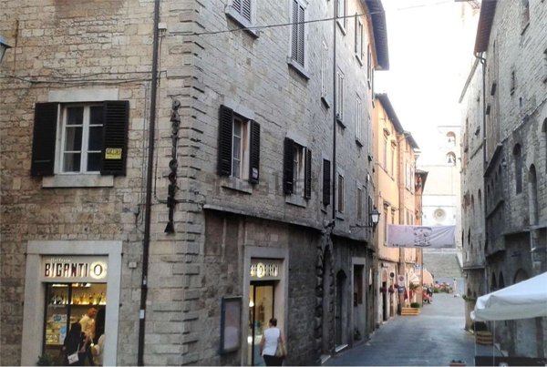 locale di sgombero in vendita a Todi