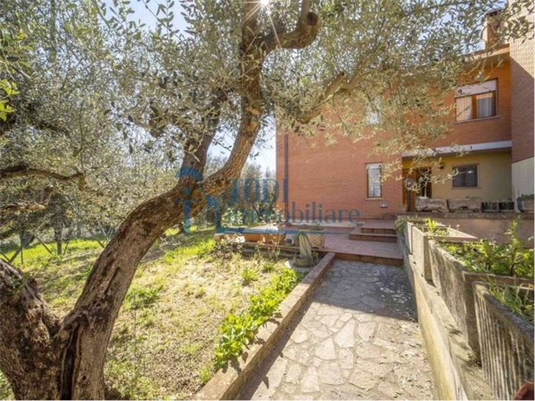 casa indipendente in vendita a Todi