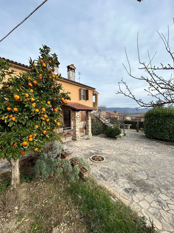 casa indipendente in vendita a Todi