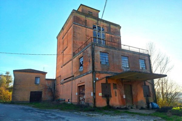 locale di sgombero in vendita a Todi