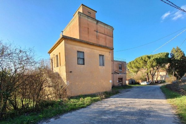 locale di sgombero in vendita a Todi in zona Ponterio Stazione