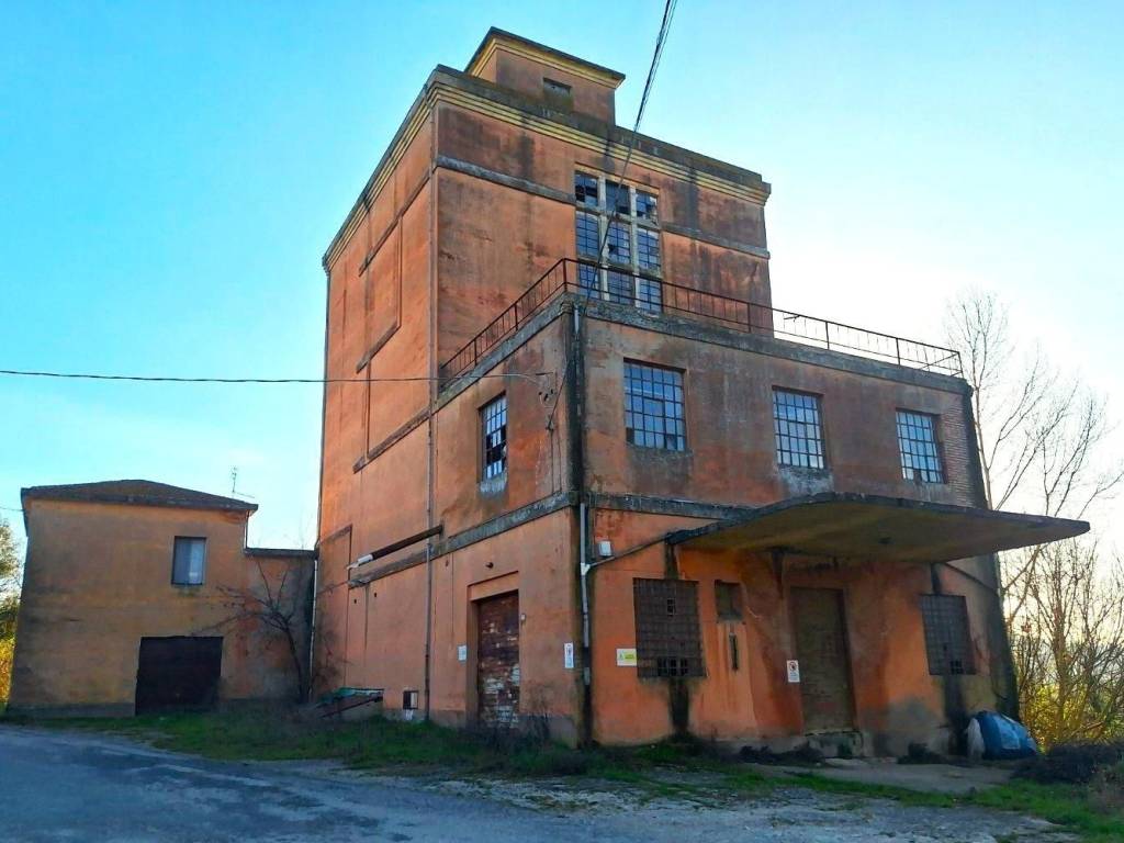 locale commerciale in vendita a Todi