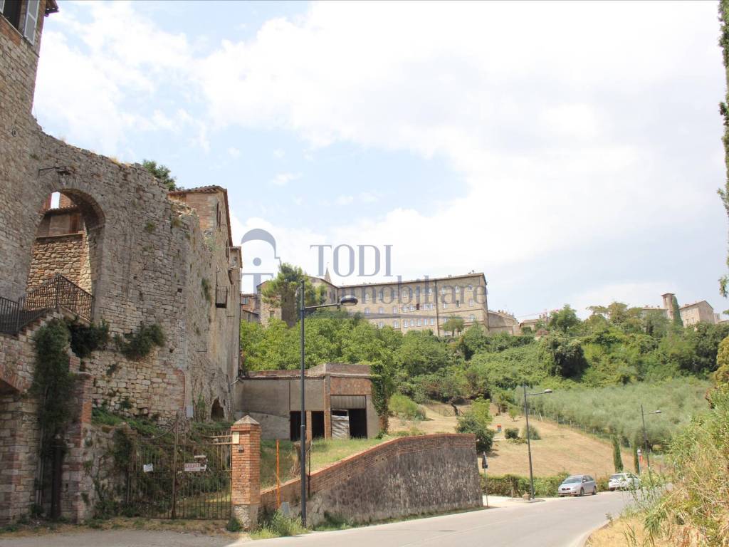 locale commerciale in vendita a Todi