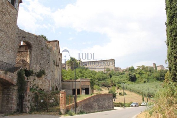 locale commerciale in vendita a Todi