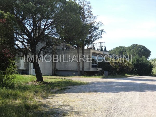 locale di sgombero in vendita a Todi in zona Rosceto