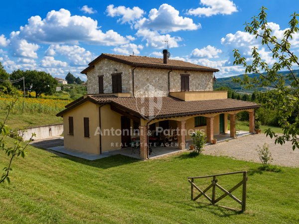 casa indipendente in vendita a Todi