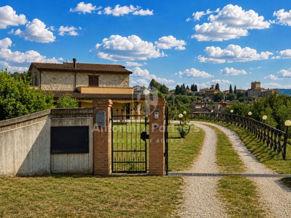 casa indipendente in vendita a Todi