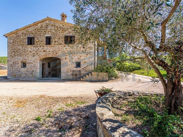 casa indipendente in vendita a Todi in zona Izzalini