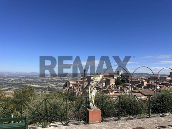 locale di sgombero in vendita a Todi