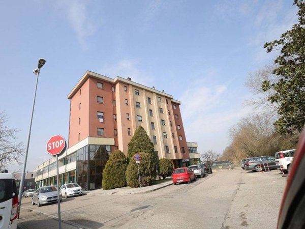 locale di sgombero in vendita a Todi in zona Ponterio